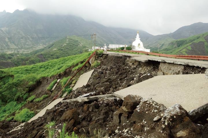 Photo: Damage to roads around Aso after the Kumamoto earthquake.