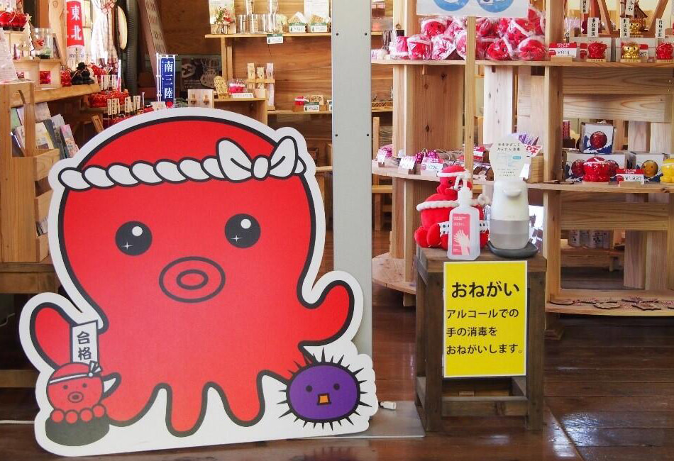 Photo: The mascot character 'Octopus-kun' and a view of the Minamisanriku YES Workshop.